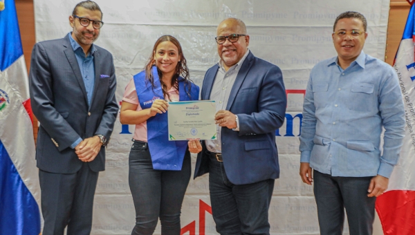 Promipyme entrega certificados diplomado a textileros